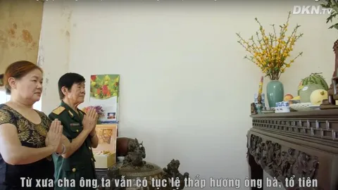 Hình ảnh Thiếu tướng Nguyễn Quang Thống cùng phu nhân - hai học viên Pháp Luân Công - thờ cúng tổ tiên (Ảnh lấy từ video)