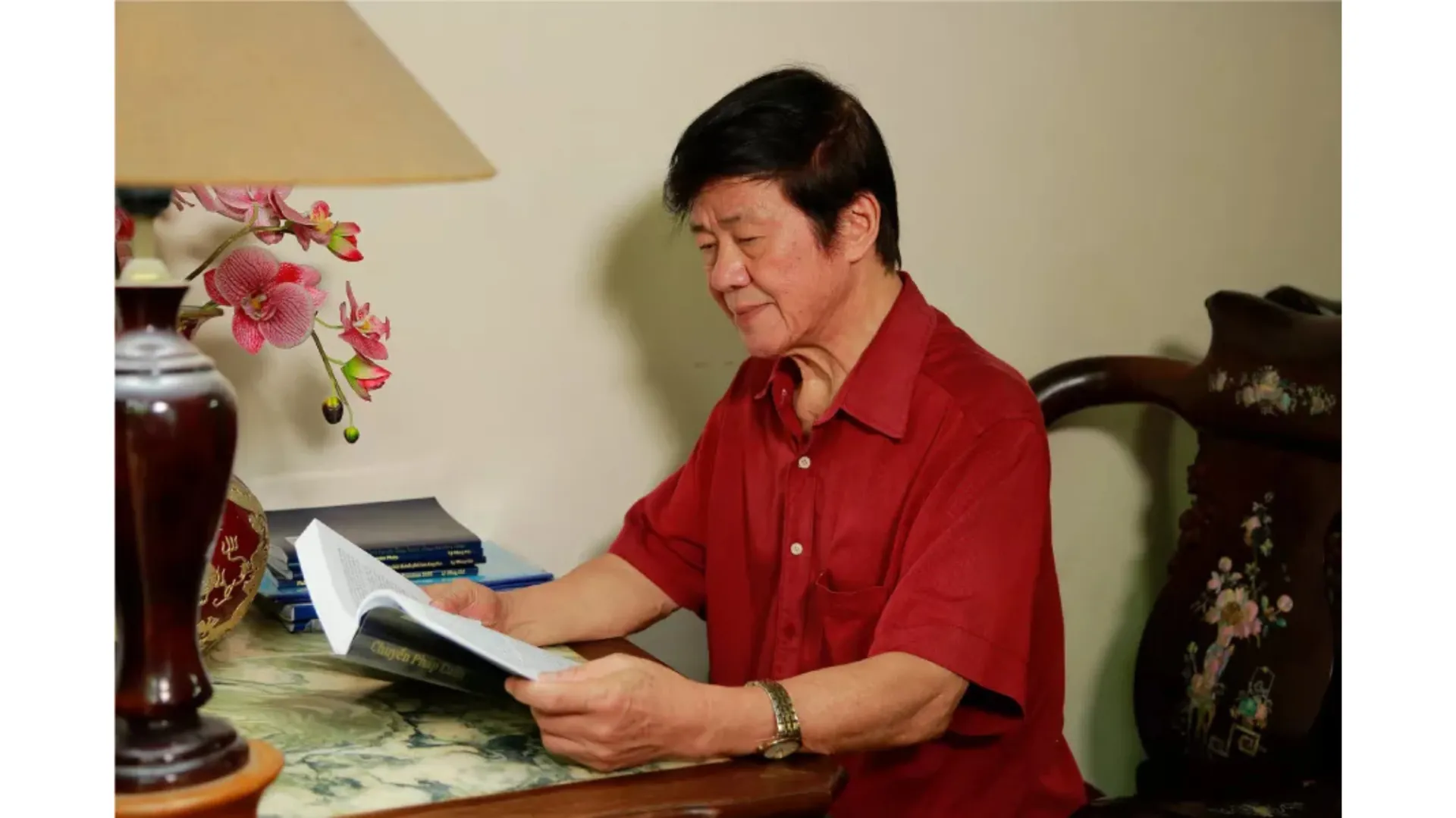 Cuốn sách Chuyển Pháp Luân Thiếu tướng Thống đọc hàng ngày