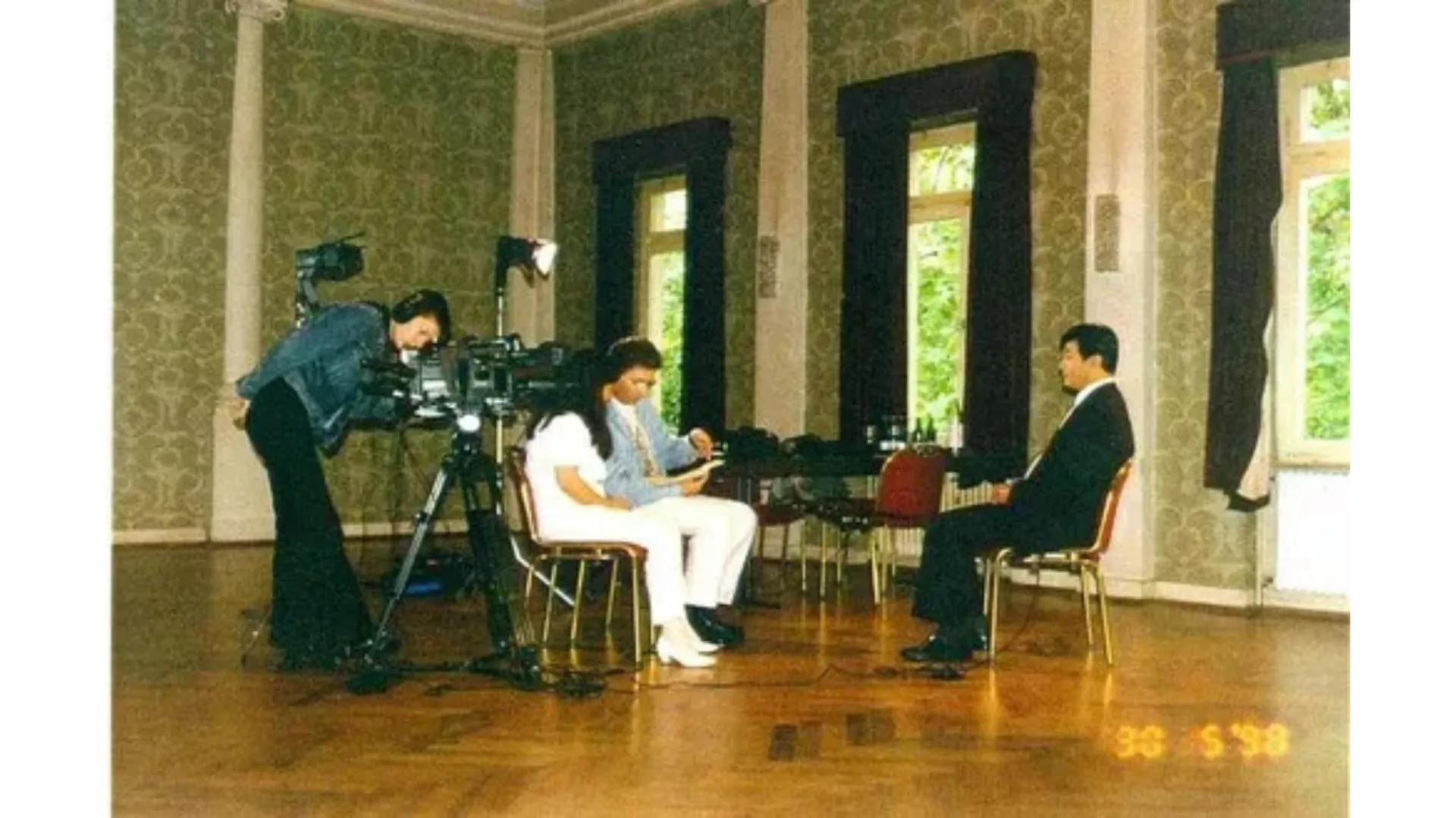 Đài truyền hình Đức ZDF phỏng vấn Đại sư Lý Hồng Chí vào năm 1998.