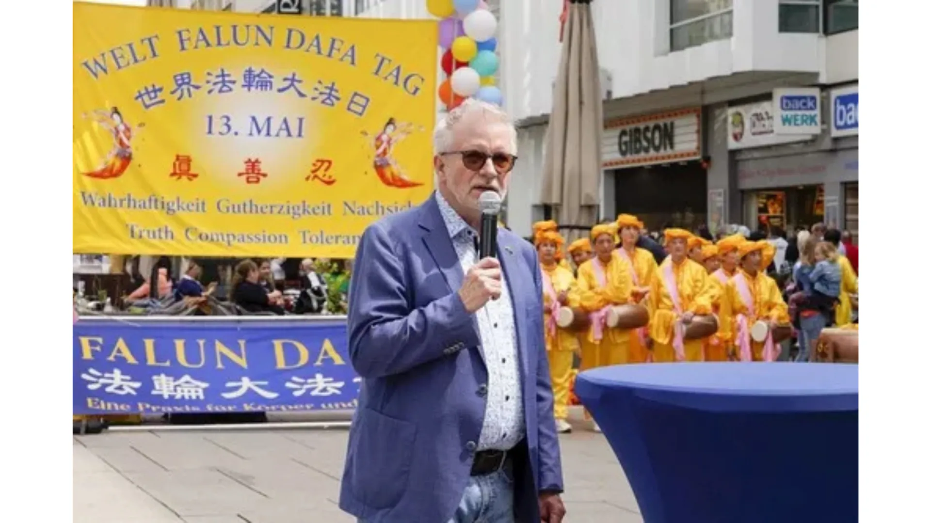 Ông Michel Gahler, Nghị viên Châu Âu, đến tham dự lễ kỷ niệm Ngày Pháp Luân Đại Pháp Thế giới để bày tỏ sự ủng hộ của mình, ngày 6 tháng 5 năm 2023.