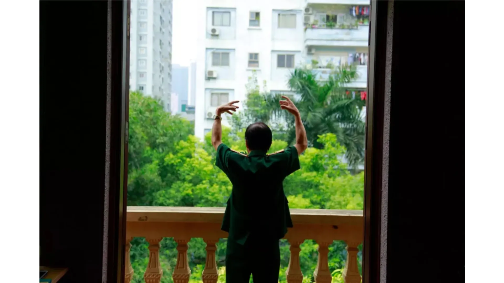 Thiếu tướng Nguyễn Quang Thống đang luyện một bài công pháp của Pháp Luân Công