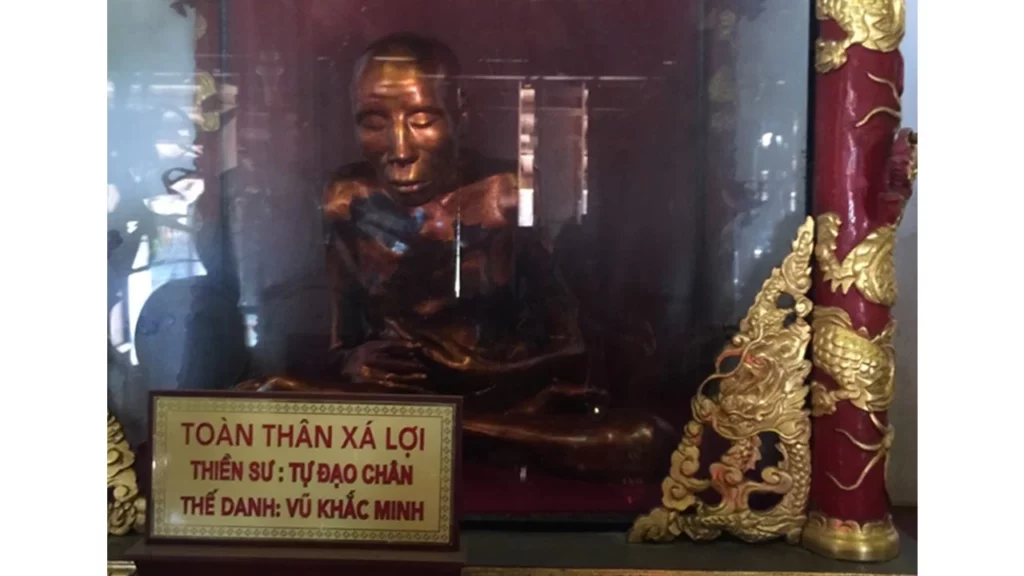 Toàn thân xá lợi Thiền sư Tự Đạo Chân, thế danh: Vũ Khắc Minh