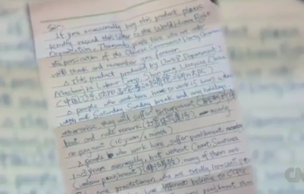 Một mảnh giấy rơi ra từ trong tấm bia mộ giả ấy (Ảnh chụp màn hình từ Letter from Masanjia (2018) Documentary)