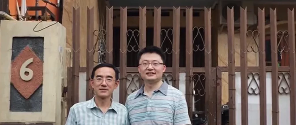 Ông Tôn và đạo diễn Leon Lee mới lần đầu gặp nhau vào năm 2012 (Ảnh chụp màn hình từ https://www.ganjingworld.com/)