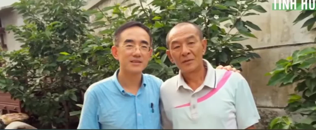 Tôn Nghị và hai người cựu lính gác tại Mã Tam Gia (Ảnh chụp màn hình từ https://www.ganjingworld.com/)