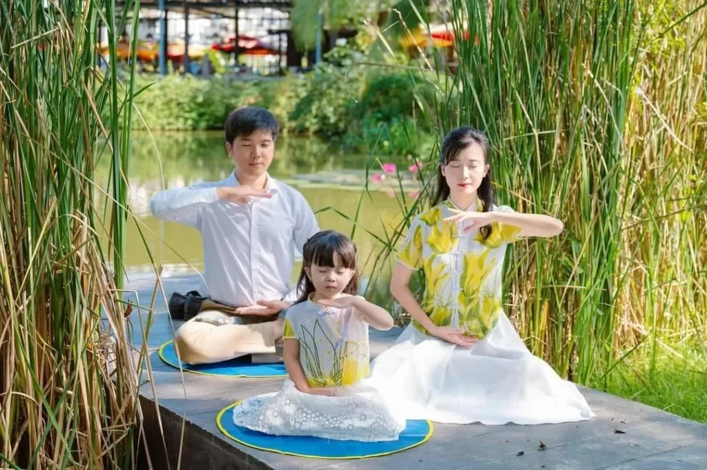  Ảnh: Các học viên Pháp Luân Công thiền định bài Công Pháp số 5 (Nguồn: Internet)