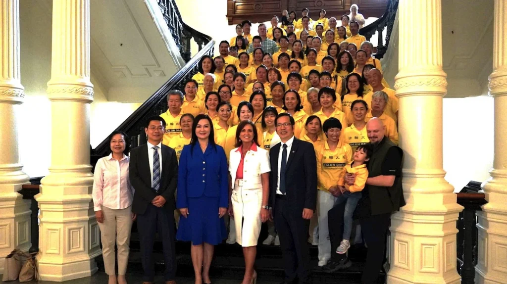 Thượng nghị sĩ Angela Paxton (áo trắng, ở giữa) và các học viên Pháp Luân Đại Pháp
