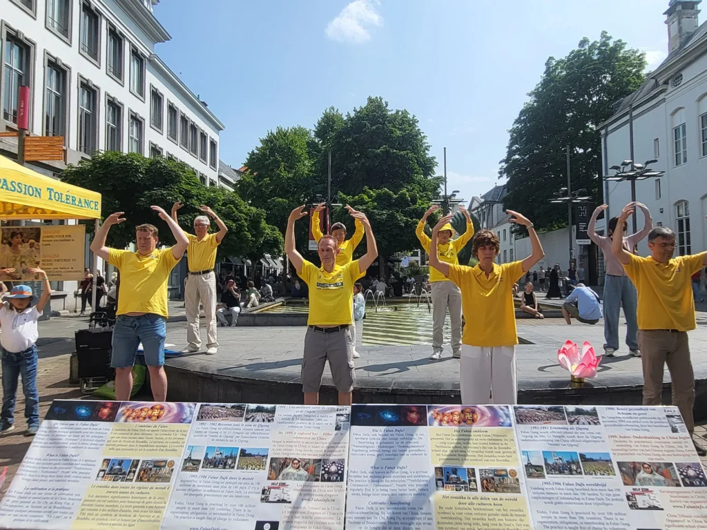 Các học viên Pháp Luân Đại Pháp luyện công và giới thiệu môn tu luyện tại khu thương mại của Antwerp hôm 14 tháng 6 năm 2025.
