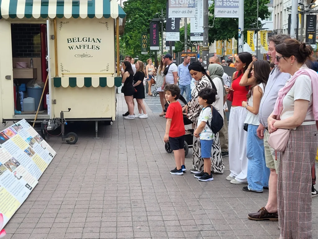 Các học viên Pháp Luân Đại Pháp luyện công và giới thiệu môn tu luyện tại khu thương mại của Antwerp hôm 14 tháng 6 năm 2025.
