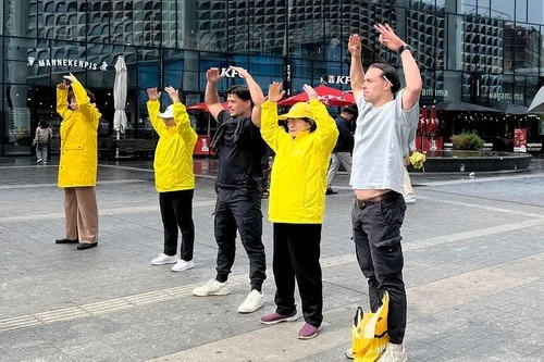 Hai nam thanh niên học luyện công
