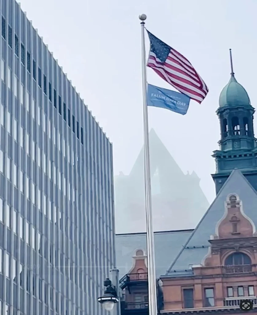 Lá cờ ‘Ngày Pháp Luân Đại Pháp’ được kéo lên trước Tòa thị chính Milwaukee vào ngày 13 tháng 5 năm 2025