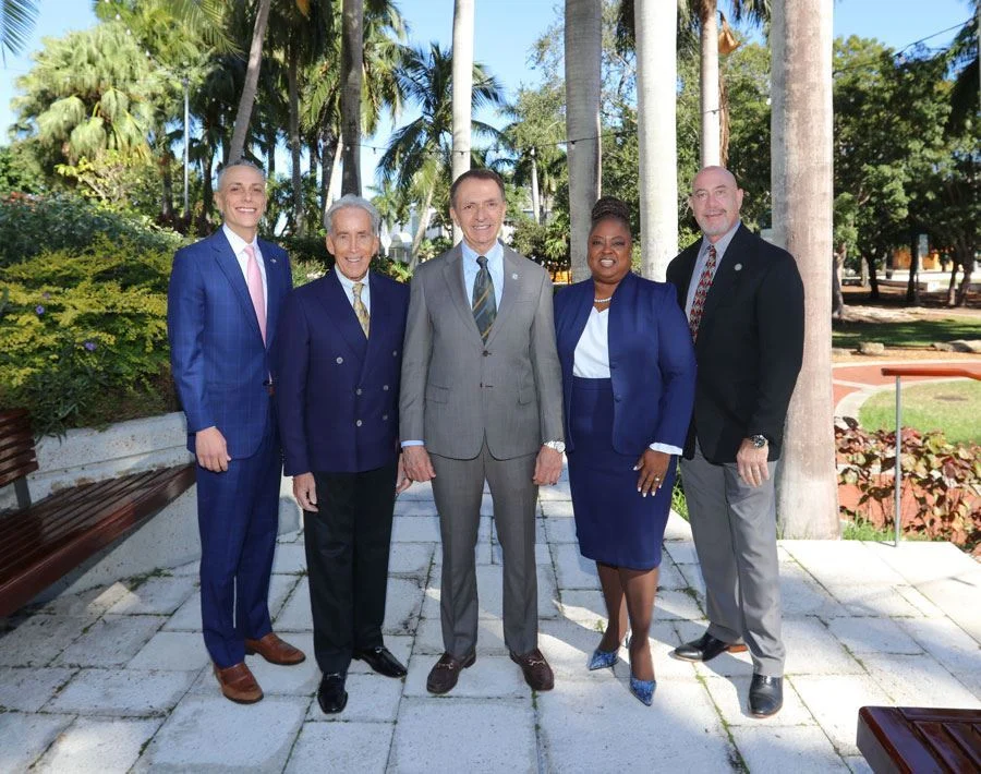 Từ trái sang phải: Ủy viên Khu vực 4 Ben Sorensen, Ủy viên Khu vực 2 Steven Glassman, Thị trưởng Dean J. Trantalis, Ủy viên Khu vực 3 Pamela Beasley-Pittman, và Phó Thị trưởng kiêm Ủy viên Khu vực 1 John C. Herbst.