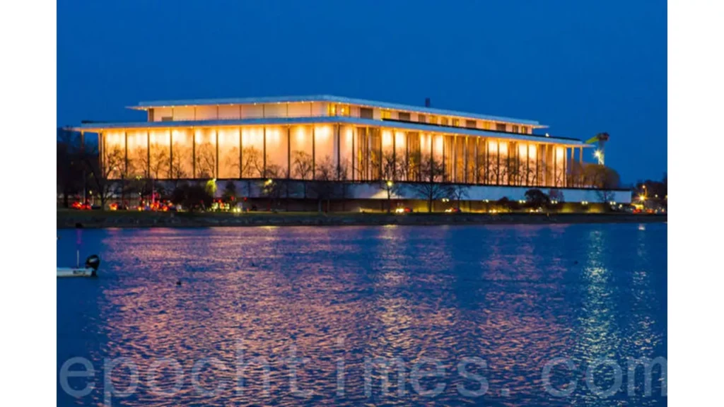 Mặt ngoài của Trung tâm Kennedy ở Washington, D.C., Mỹ. (Epoch Times)