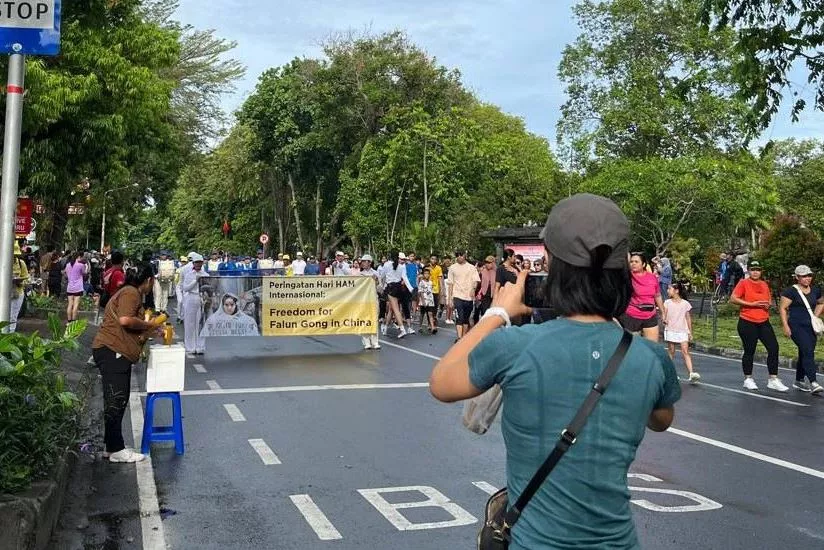 Khán giả theo dõi đoàn diễu hành của các học viên.