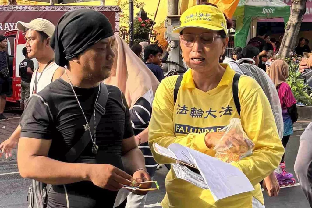 Anh Anton (bên trái) lắng nghe một học viên mô tả tội ác thu hoạch nội tạng của ĐCSTQ.