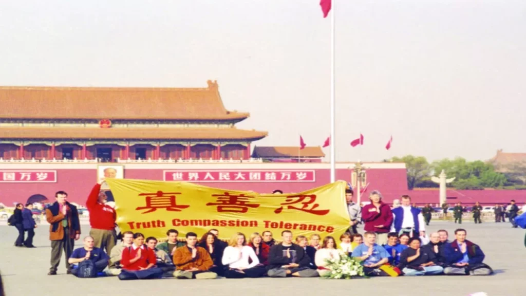 Hình ảnh 36 người Phương Tây thỉnh nguyện tại Thiên An Môn (Nguồn: Internet)