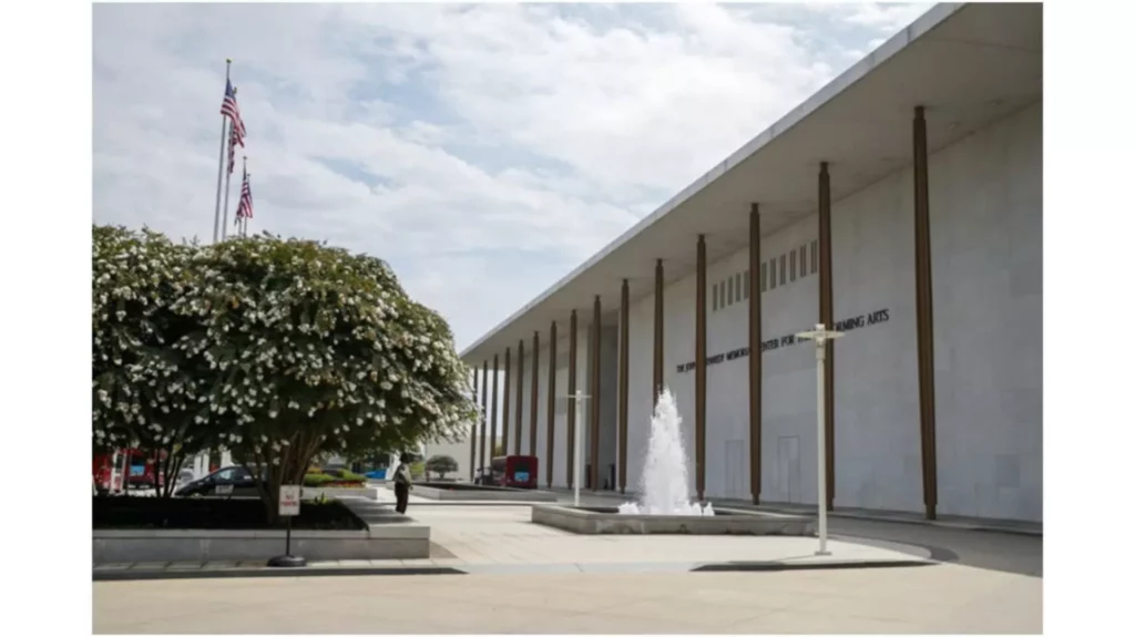 Kennedy Center được đặt theo tên của cựu Tổng thống John F. Kennedy, là nơi có Dàn nhạc giao hưởng quốc gia (National Symphony Orchestra) và Nhà hát Opera quốc gia Washington (Washington National Opera). Trung tâm này tổ chức hàng nghìn buổi biểu diễn mỗi năm.