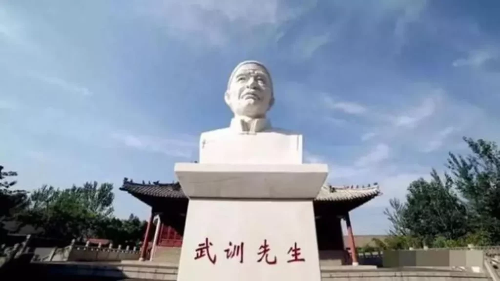 Tượng Vũ Huấn trước Nhà tưởng niệm Vũ Huấn.