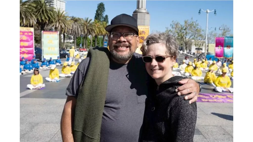 Anh Craig (bên trái) và cô Vicki (bên phải) cho biết nguyên lý “Chân-Thiện-Nhẫn” là tốt.