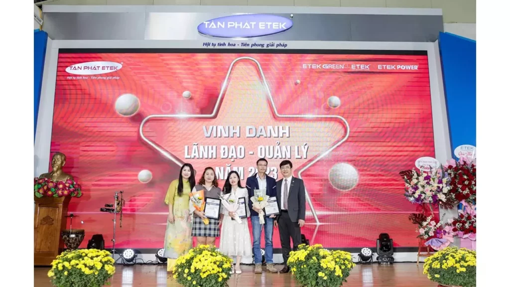 Anh Nguyễn Minh Tân, Giám đốc Công ty Cổ phần Công nghệ Thiết bị Tân Phát (Tân Phát ETEK) cùng các nhân viên