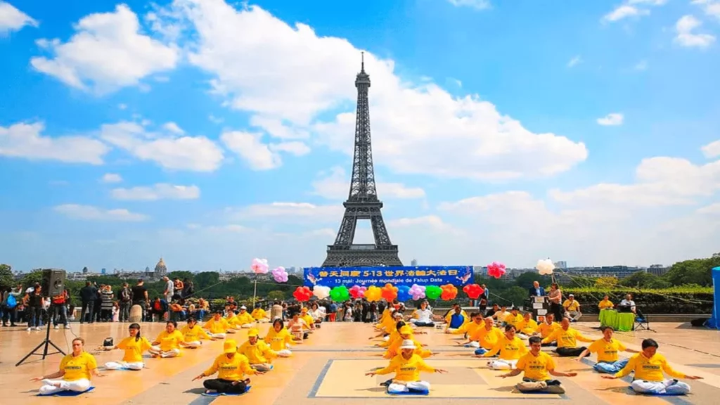 Các học viên Pháp Luân Công đang luyện Bài Công Pháp số 5 tại Paris