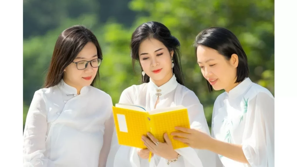 Các học viên Pháp Luân Công đọc sách Chuyển Pháp Luân