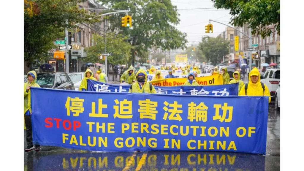 Các học viên Pháp Luân Công diễu hành qua Brooklyn, New York (2022).