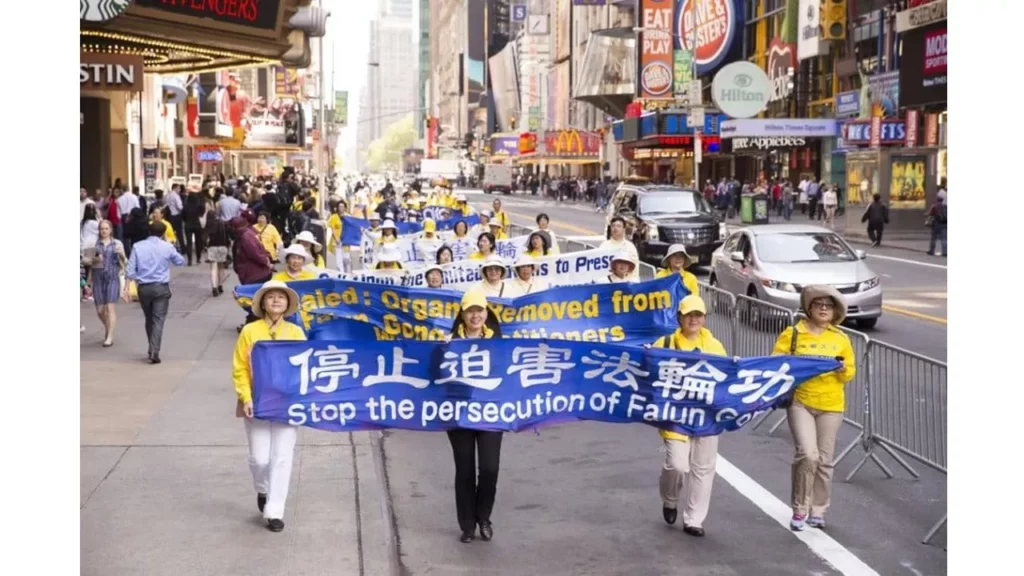 Các học viên Pháp Luân Công diễu hành qua New York, Hoa Kỳ để nâng cao nhận thức về cuộc đàn áp đang diễn ra (2015).