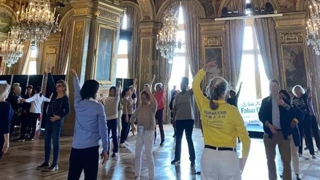 Các học viên hướng dẫn các bài công pháp Pháp Luân Đại Pháp tại Tòa thị chính Paris.