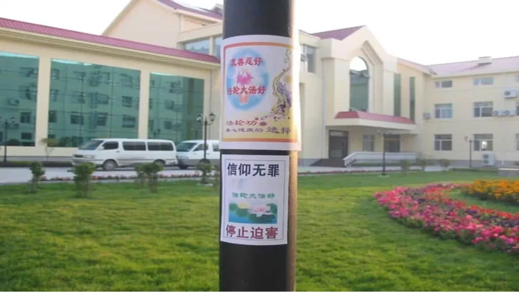 Các tài liệu được dán trên cột đèn
