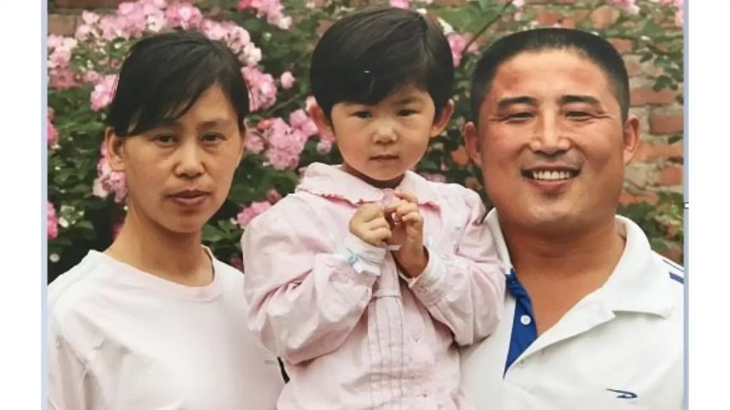 Một căp vợ chồng, ông Trương Quân và bà Miêu Ngọc Hoàn đã bị bắt, bị quấy nhiễu vì đức tin của họ vào Pháp Luân Công