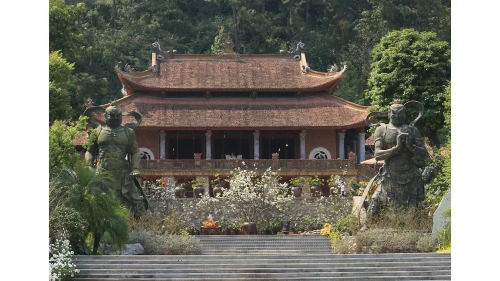 Tu chùa” tức là vào chùa, vào đạo viện, tu viện… để tu, tu ở nơi chuyên biệt, tách khỏi cuộc sống thế tục.