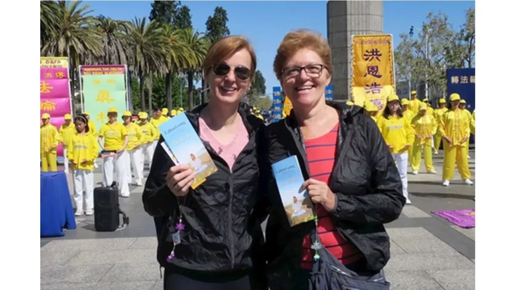 Cô Silvia Sombimi (bên trái) và cô Patricia Scazanosqi nói rằng môn tu luyện thuần tịnh và ôn hòa Pháp Luân Đại Pháp có thể thay đổi thế giới của chúng ta.