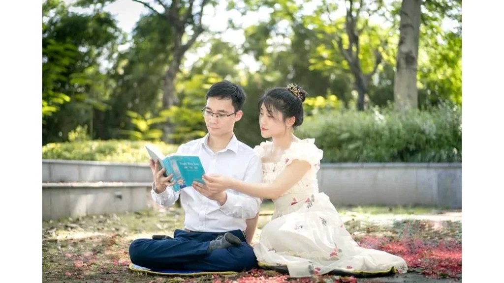 Đôi vợ chồng trẻ người Việt Nam đọc sách “Chuyển Pháp Luân” (nguồn: Internet)