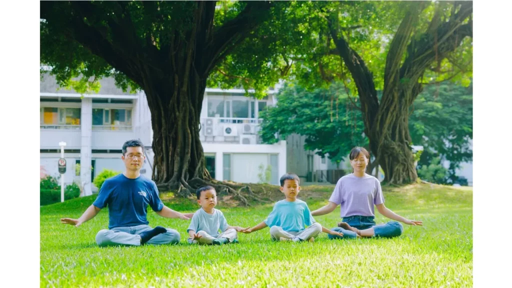 Gia đình học viên Pháp Luân Công đang luyện Bài công pháp số 5 (Ảnh minh họa từ vn.minghui.org)