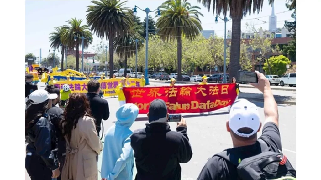 Hình 10 - Các học viên tổ chức diễu hành để kỷ niệm Ngày Pháp Luân Đại Pháp.