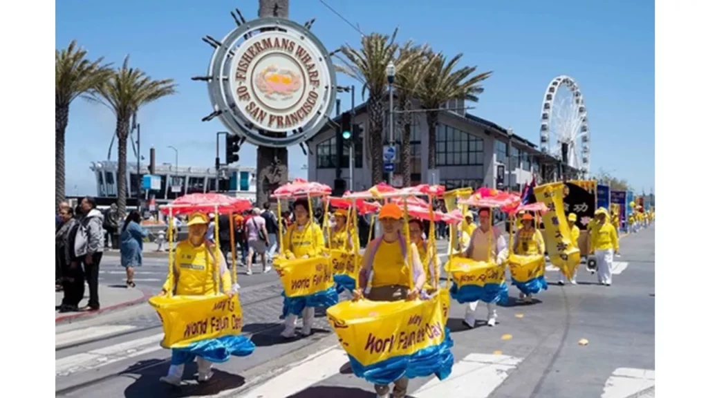 Hình 11 - Các học viên tổ chức diễu hành để kỷ niệm Ngày Pháp Luân Đại Pháp.