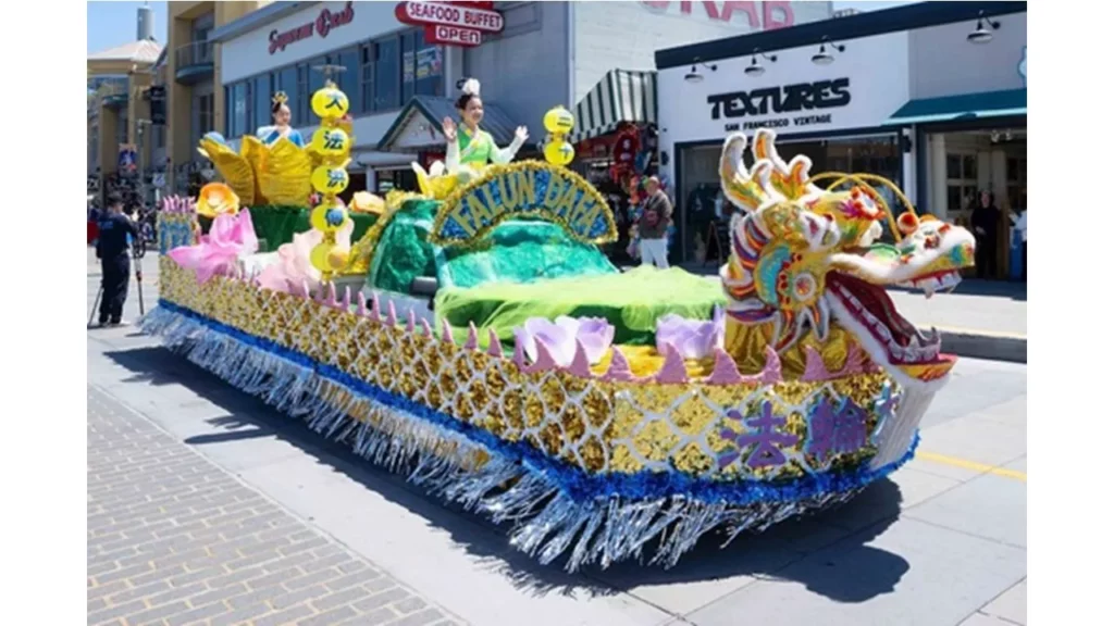 Hình 12 - Các học viên tổ chức diễu hành để kỷ niệm Ngày Pháp Luân Đại Pháp