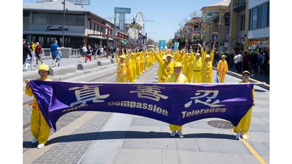 Hình 13 - Các học viên tổ chức diễu hành để kỷ niệm Ngày Pháp Luân Đại Pháp.