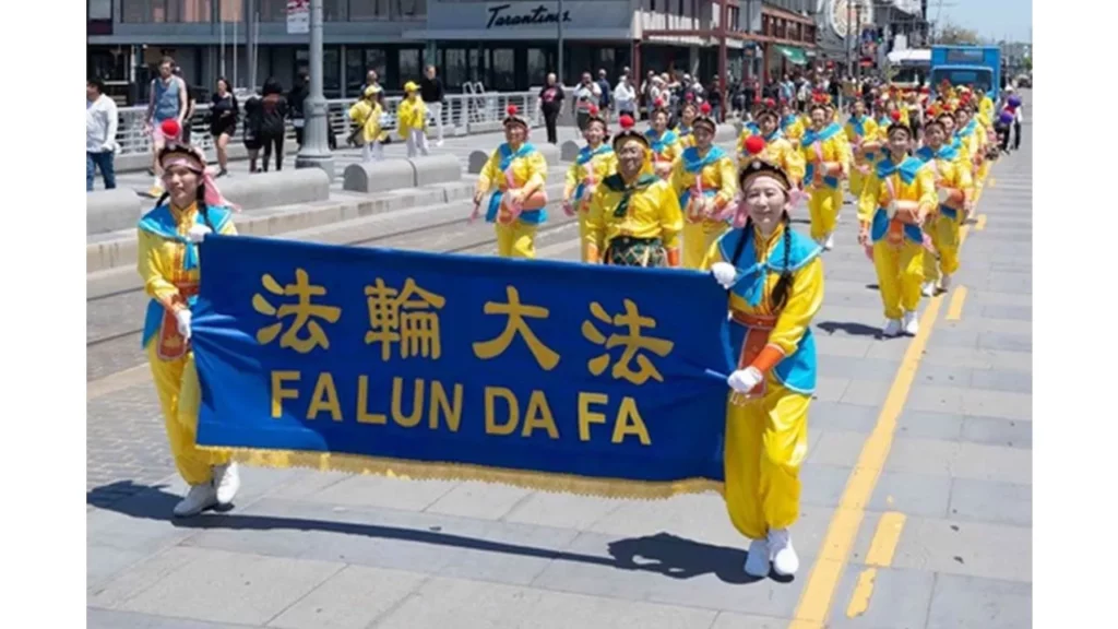 Hình 14 - Các học viên tổ chức diễu hành để kỷ niệm Ngày Pháp Luân Đại Pháp.