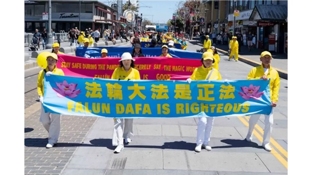 Hình 15 - Các học viên tổ chức diễu hành để kỷ niệm Ngày Pháp Luân Đại Pháp.