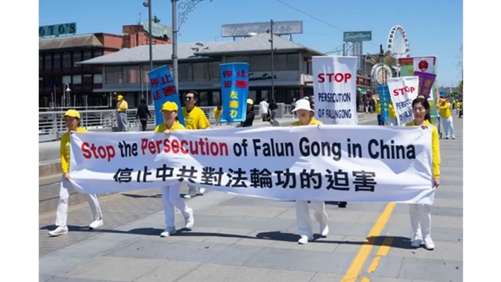 Hình 16 - Các học viên tổ chức diễu hành để kỷ niệm Ngày Pháp Luân Đại Pháp.