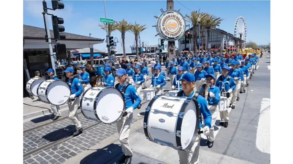 Hình 7 - Các học viên tổ chức diễu hành để kỷ niệm Ngày Pháp Luân Đại Pháp.