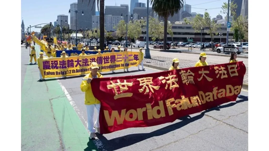 Hình 8 - Các học viên tổ chức diễu hành để kỷ niệm Ngày Pháp Luân Đại Pháp.