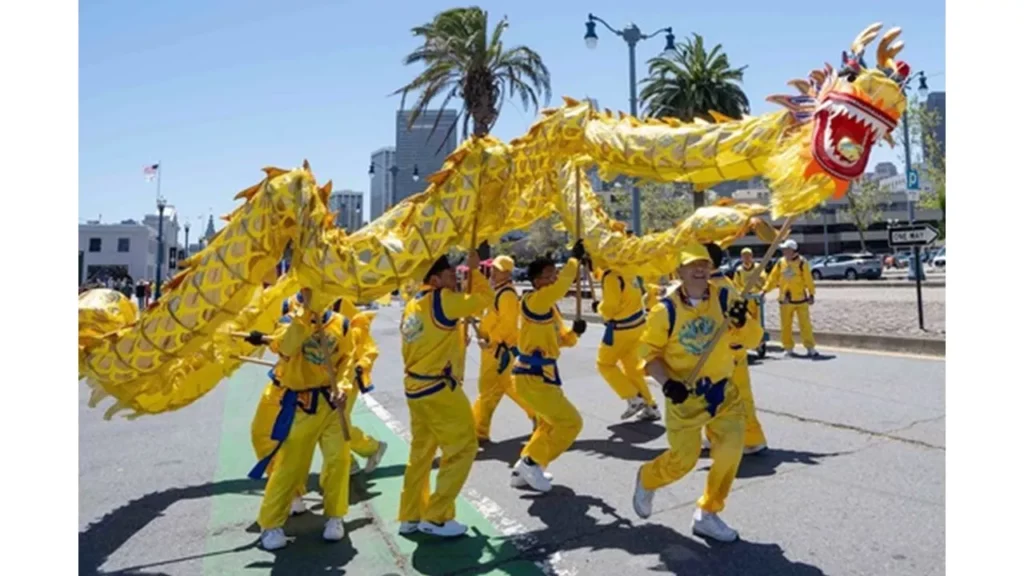 Hình 9 - Các học viên tổ chức diễu hành để kỷ niệm Ngày Pháp Luân Đại Pháp.