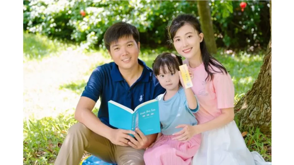 Hình ảnh gia đình học viên Pháp Luân Công đang đọc sách Chuyển Pháp Luân