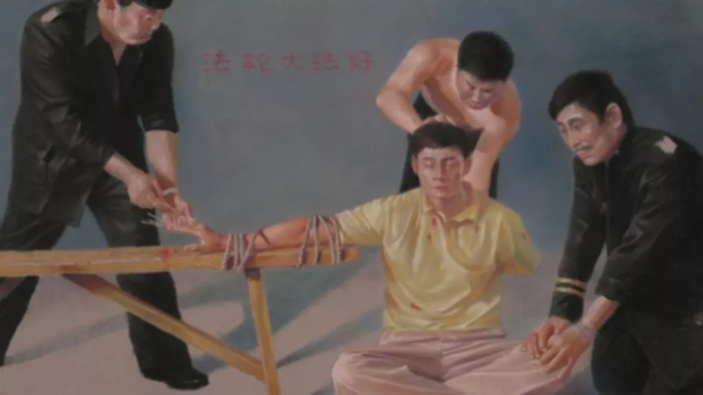 Tra tấn học viên Pháp Luân Công bằng cách đóng đinh vào đầu ngón tay