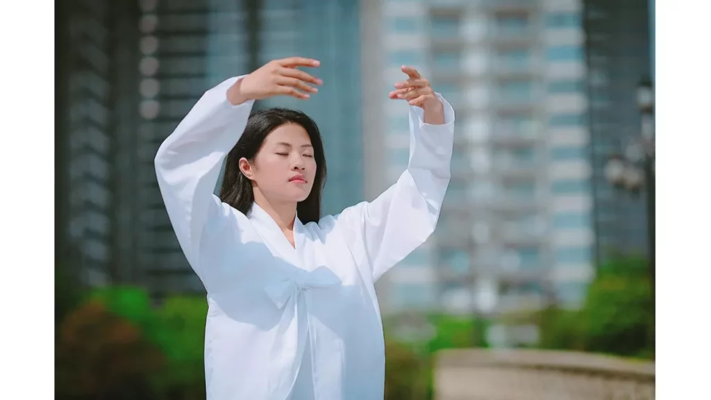 Học viên Pháp Luân công đang luyện Bài công pháp số 2