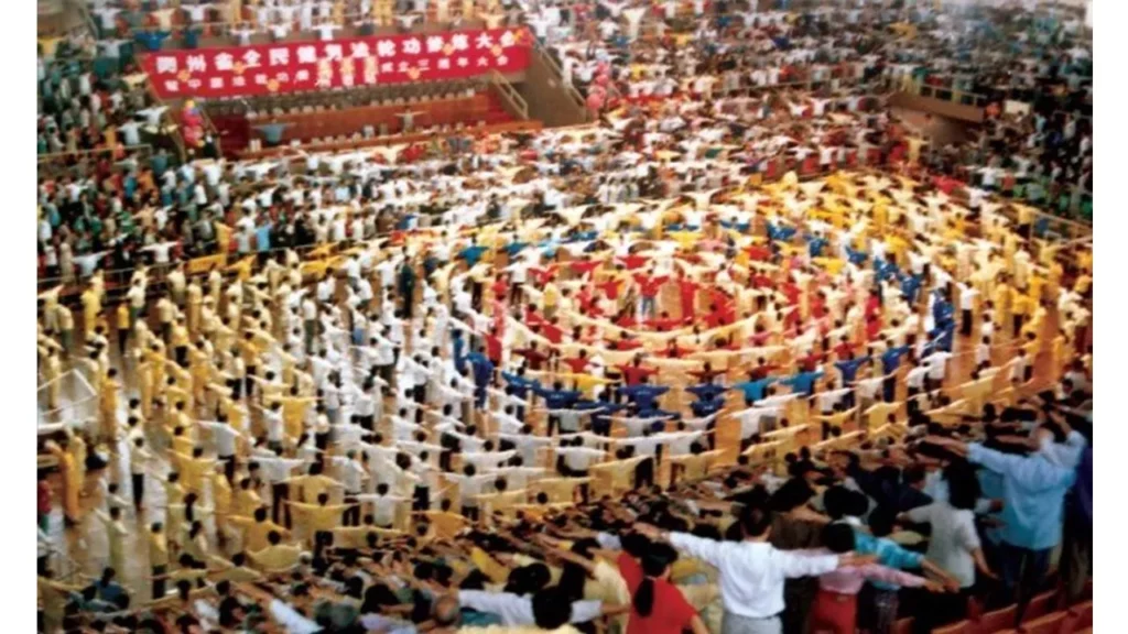 Những người tập Pháp Luân Công tập trung biểu diễn khi môn khí công này khi chưa bị cấm ở Trung Quốc.