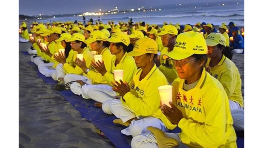 Lễ thắp nến tại Bali, Indonesia tưởng niệm các học viên Pháp Luân Công đã qua đời (2015)